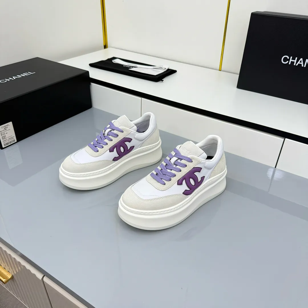 👟👟Ex-factory price 660👟👟 Top version! Chanel Chanel panda shoes! 2025 counter's top casual sports shoes. This classic design; the upper is electro-embroidered with a variety of techniques; the outsole is fashionable and sporty; the unusual inclusion of a variety of color matching elements... The diversified mix and match is very good-looking and versatile, and can be used for leisure, fashion, sports, and outdoor... ꫛꫀꪝ Go➫ Materials: ❶Upper made of: original imported first-layer silk cowhide + original waterproof cloth + original first-layer cowhide ❷Inner lining: Original Yangli+wang ❸ Outsole based on: Original TPU combination outsole Counter boutique packaging complete set for women 35–41